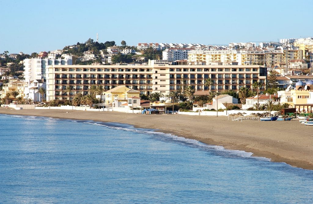 fachada de día y playa Gran Hotel Costa del Sol