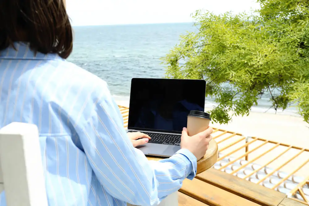 Teletrabajo en la Costa del Sol 2026: Cómo disparar tu productividad con vistas al Mediterráneo